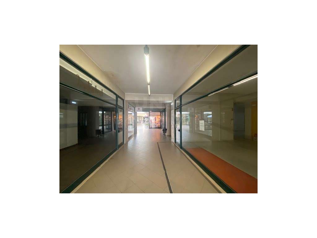 Loja para arrendamento no Centro Comercial Santa Luzia, em Santa Ma... - Grande imagem: 3/12