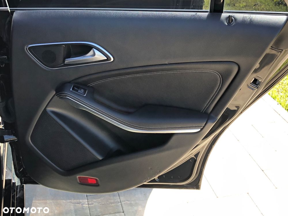 Mercedes-Benz CLA 180 7G-DCT UrbanStyle Edition - 23