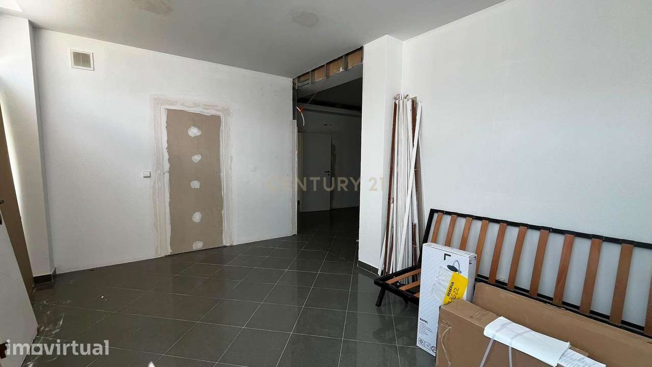 T2 em Fase de Conversão com Logradouro e Garagem Box | Encosta do Sol - Grande imagem: 4/12