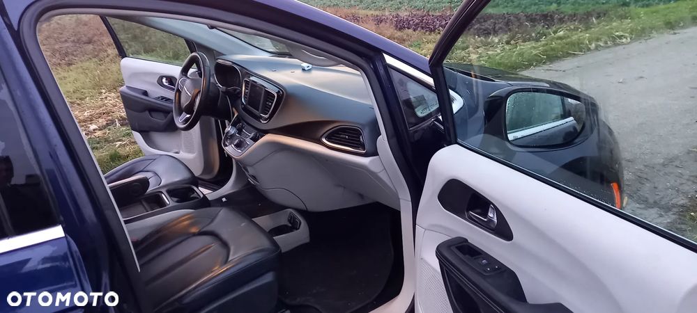 Chrysler Pacifica - 12