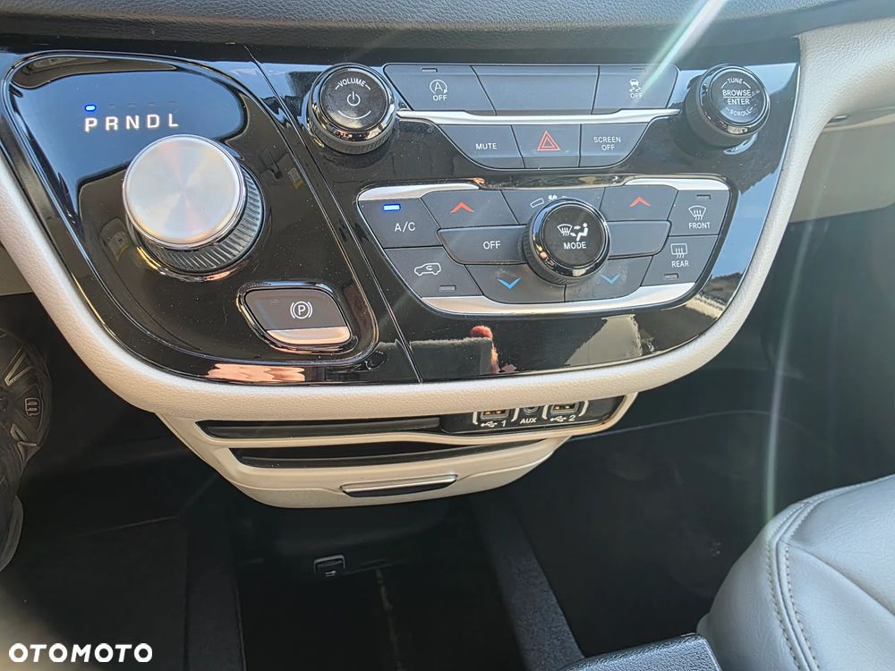 Chrysler Pacifica - 24