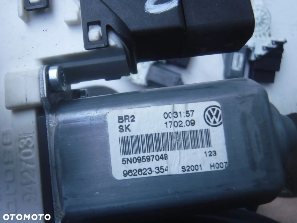Vw Tiguan Skoda Seat Golf Passat B6  silniczek tyl szyby 5N0959703 1K0959794E   5N0959704B 1K0959795AA 5N0959703B 1K0959794AA 5N0959704 1K0959795E - 4