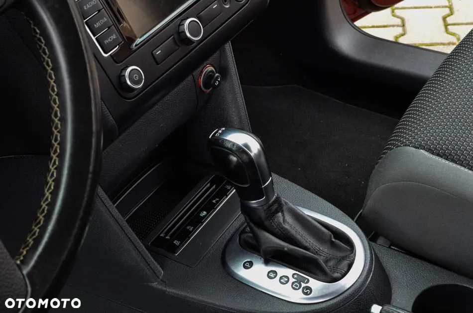 Volkswagen Touran 1.6 TDI DPF BlueMotion Technology DSG Comfortline - 27