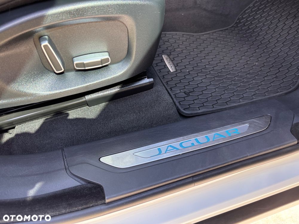 Jaguar F-Pace 25t AWD Prestige - 17