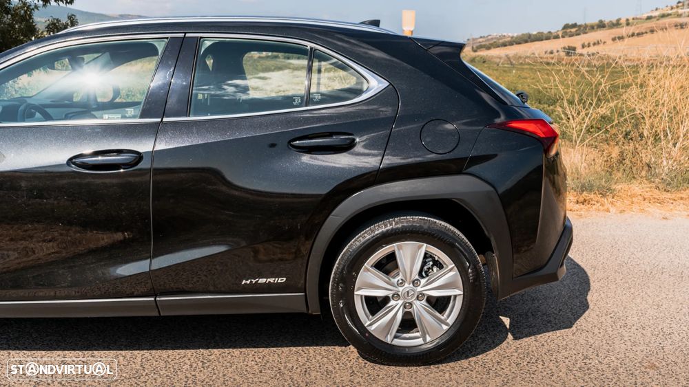 Lexus UX 250h Business - 27