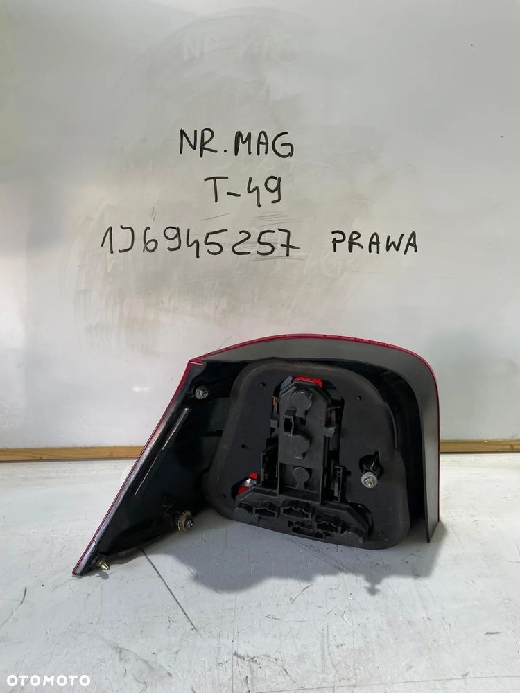 LAMPA LEWA TYŁ TYLNA DYMIONA CIEMNA VW GOLF IV 1J6945257 - 2