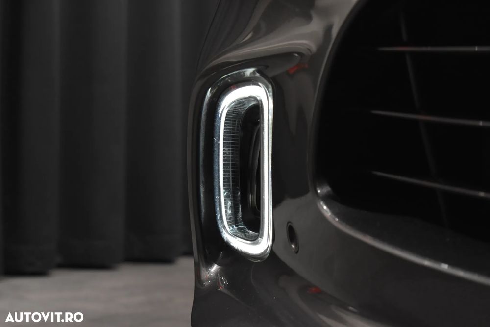 Aston Martin DBX - 26