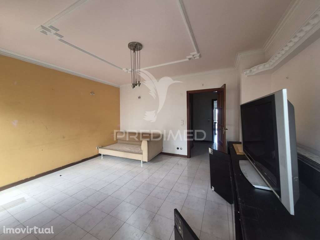 Apartamento T3 em Carregado com Elevador - Grande imagem: 2/33