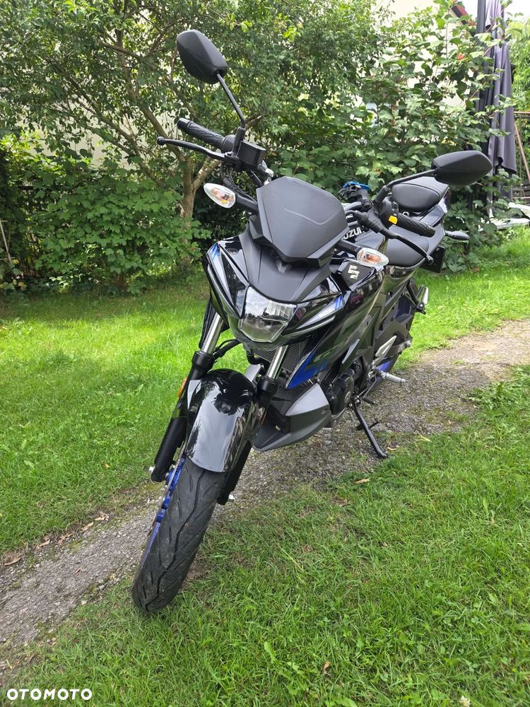 Suzuki GSR - 2