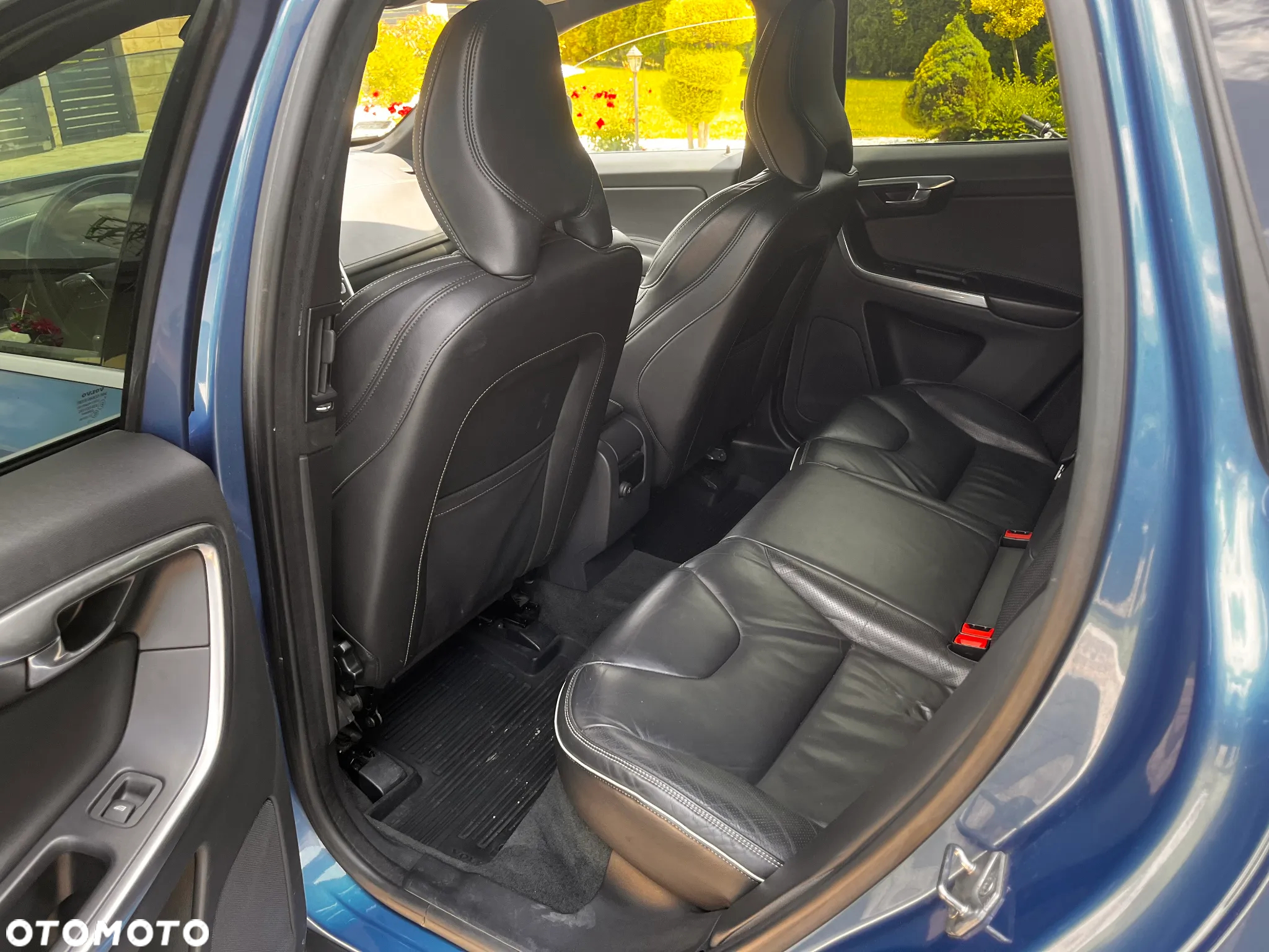 Volvo XC 60 D5 AWD R-Design Momentum - 9