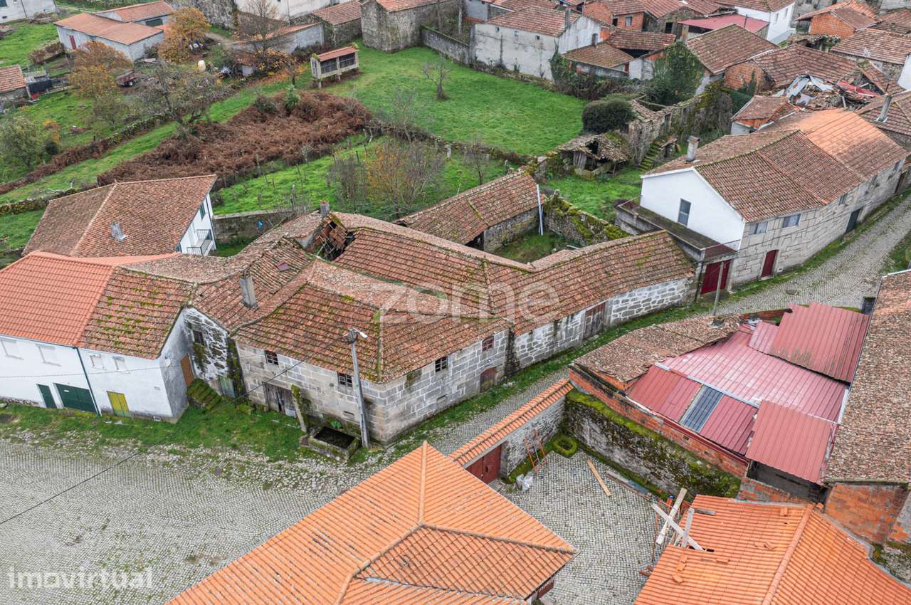 Moradia de 2 pisos com pátio para reconstruir - Ardãos, Boticas - Grande imagem: 2/15