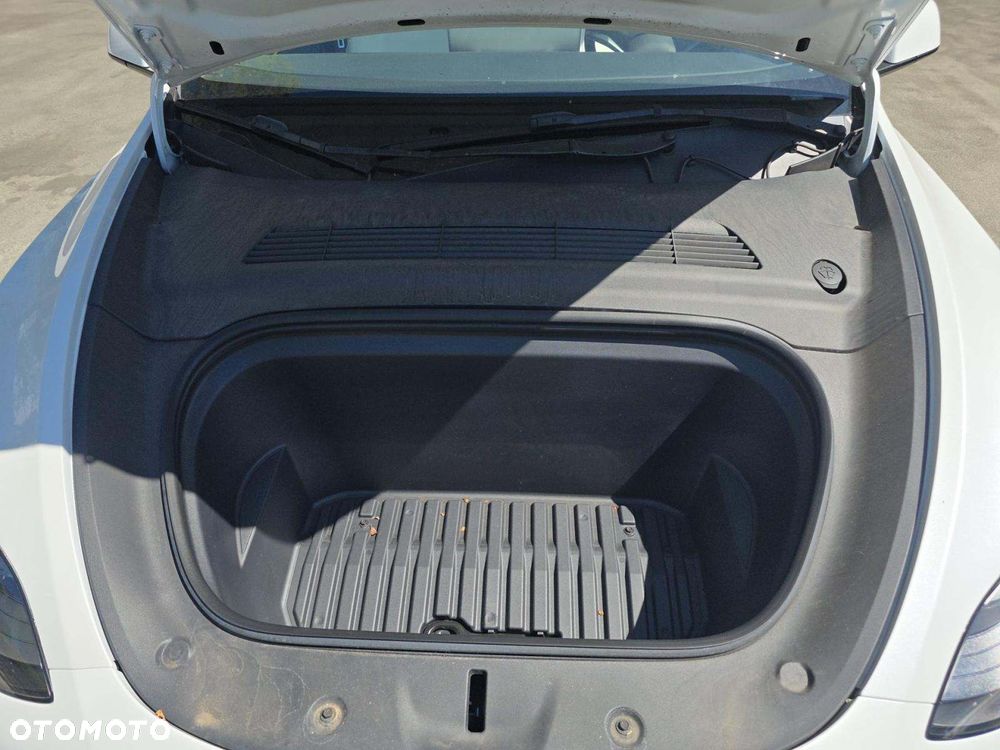 Tesla Model Y Long Range Dual Motor AWD - 14