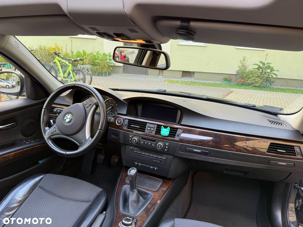 BMW Seria 3 318i Touring - 12