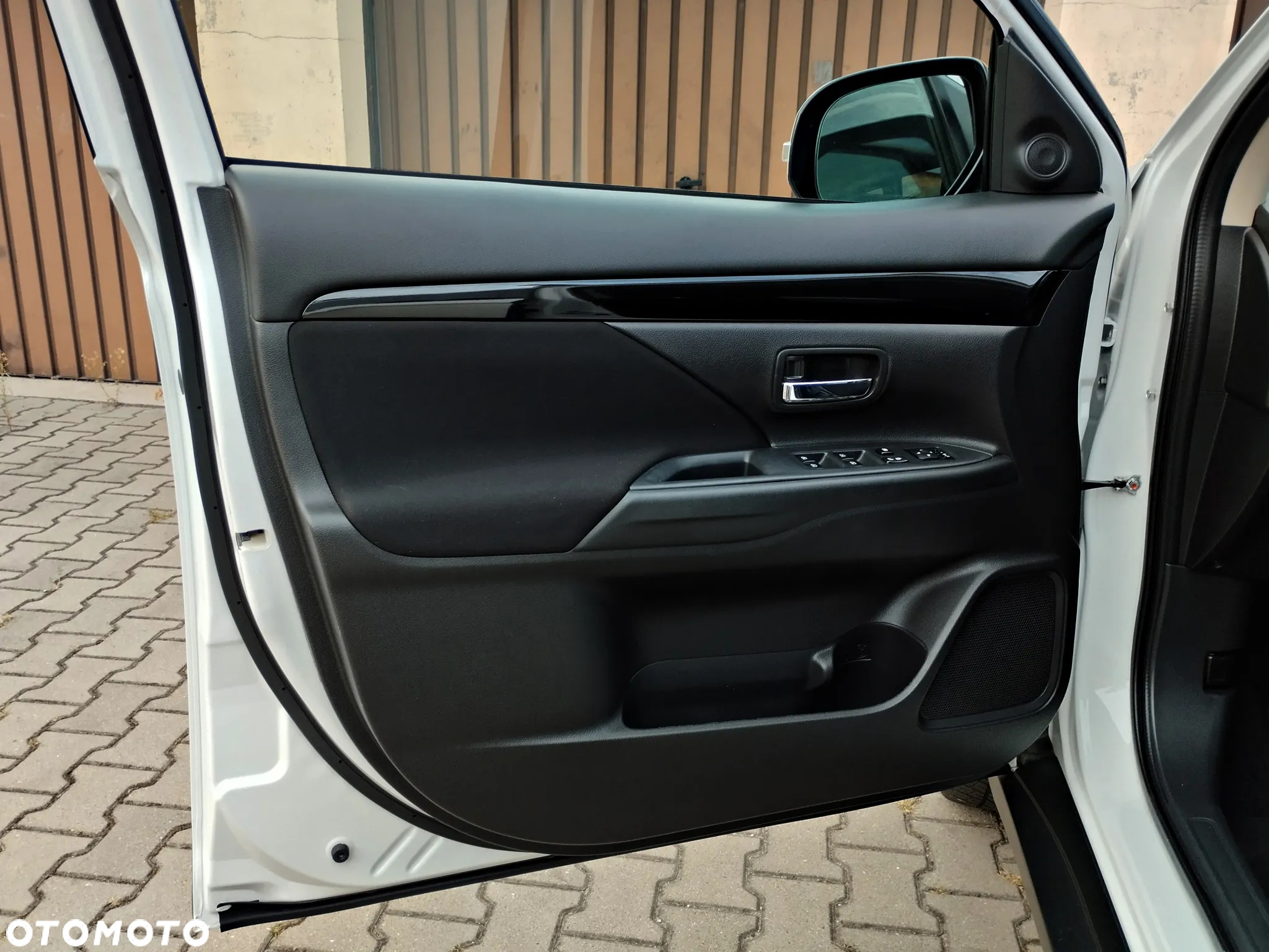Mitsubishi Outlander 2.0 Intense + Navi 4WD CVT - 27