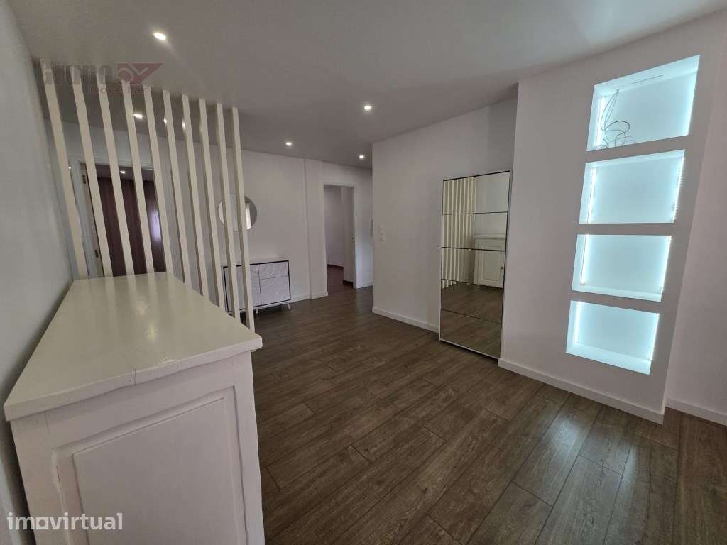 Excelente Apartamento Moderno Totalmente Mobilado com Garagem Box e... - Grande imagem: 2/30