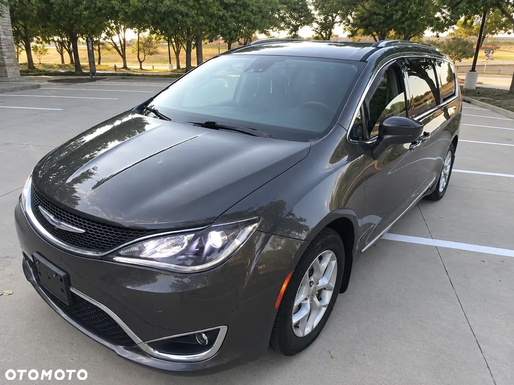 Chrysler Pacifica - 1
