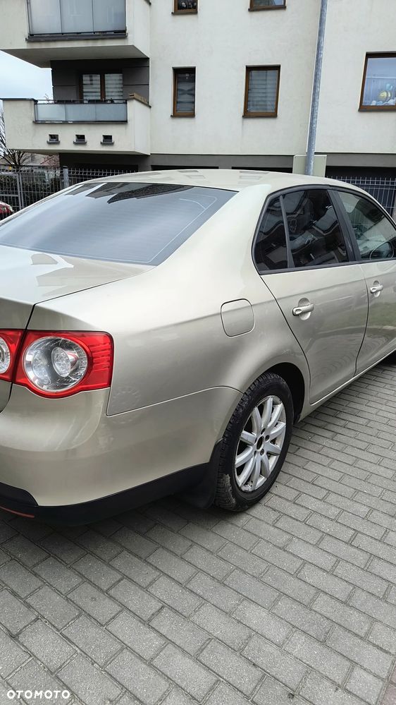 Volkswagen Jetta 1.6 Trendline - 8