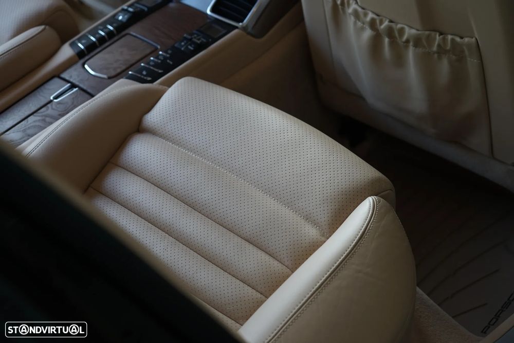 Porsche Panamera Turbo PDK - 18