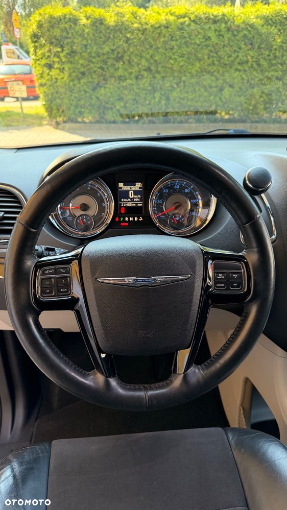 Chrysler Town & Country 3.6 Limited - 31