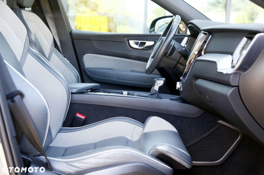 Volvo XC 60 D4 AWD R-Design - 17