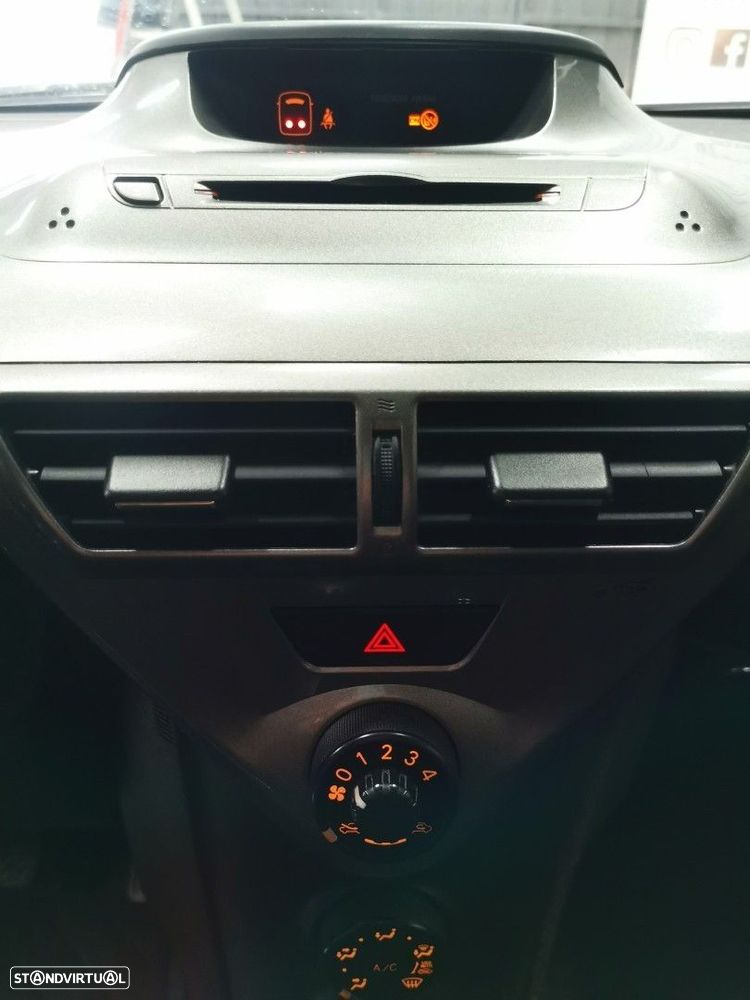 Toyota iQ 1.0 VVT-i Essential+AC - 13