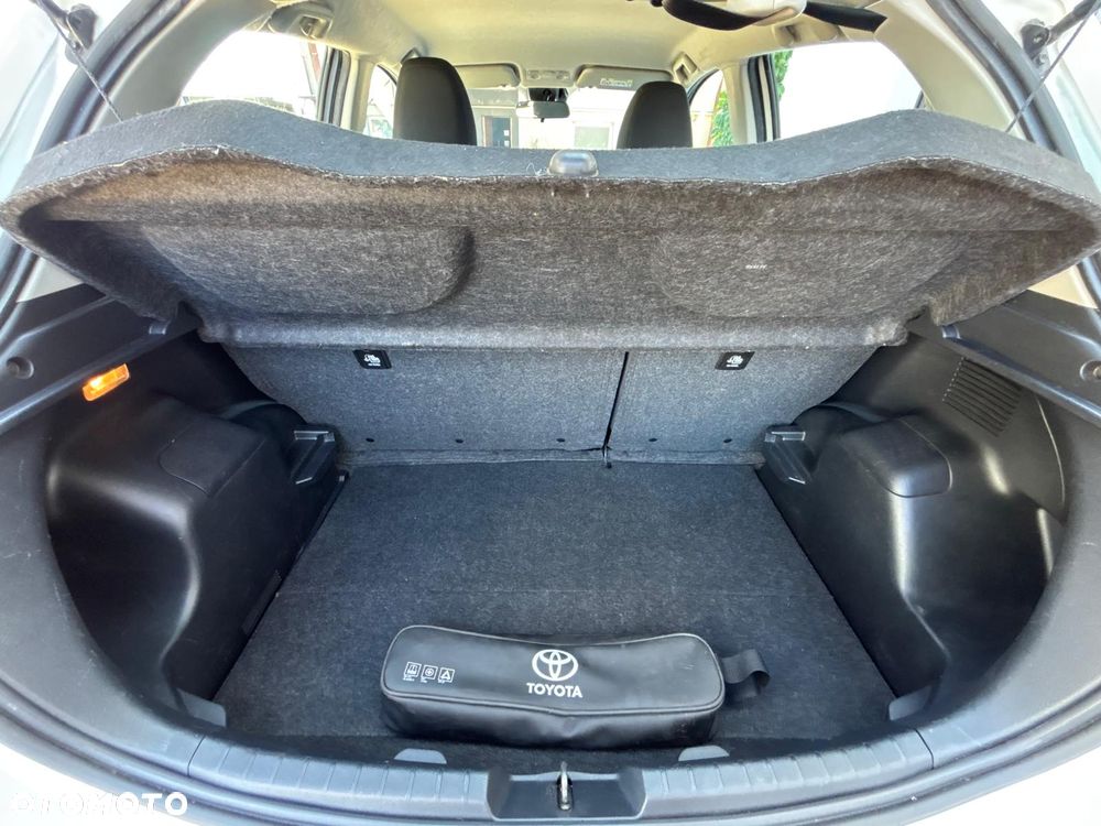 Toyota Yaris Hybrid 100 Premium - 38