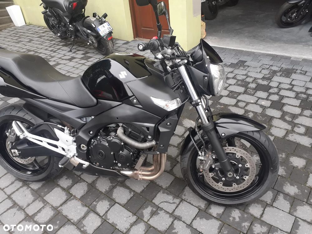 Suzuki GSR - 1