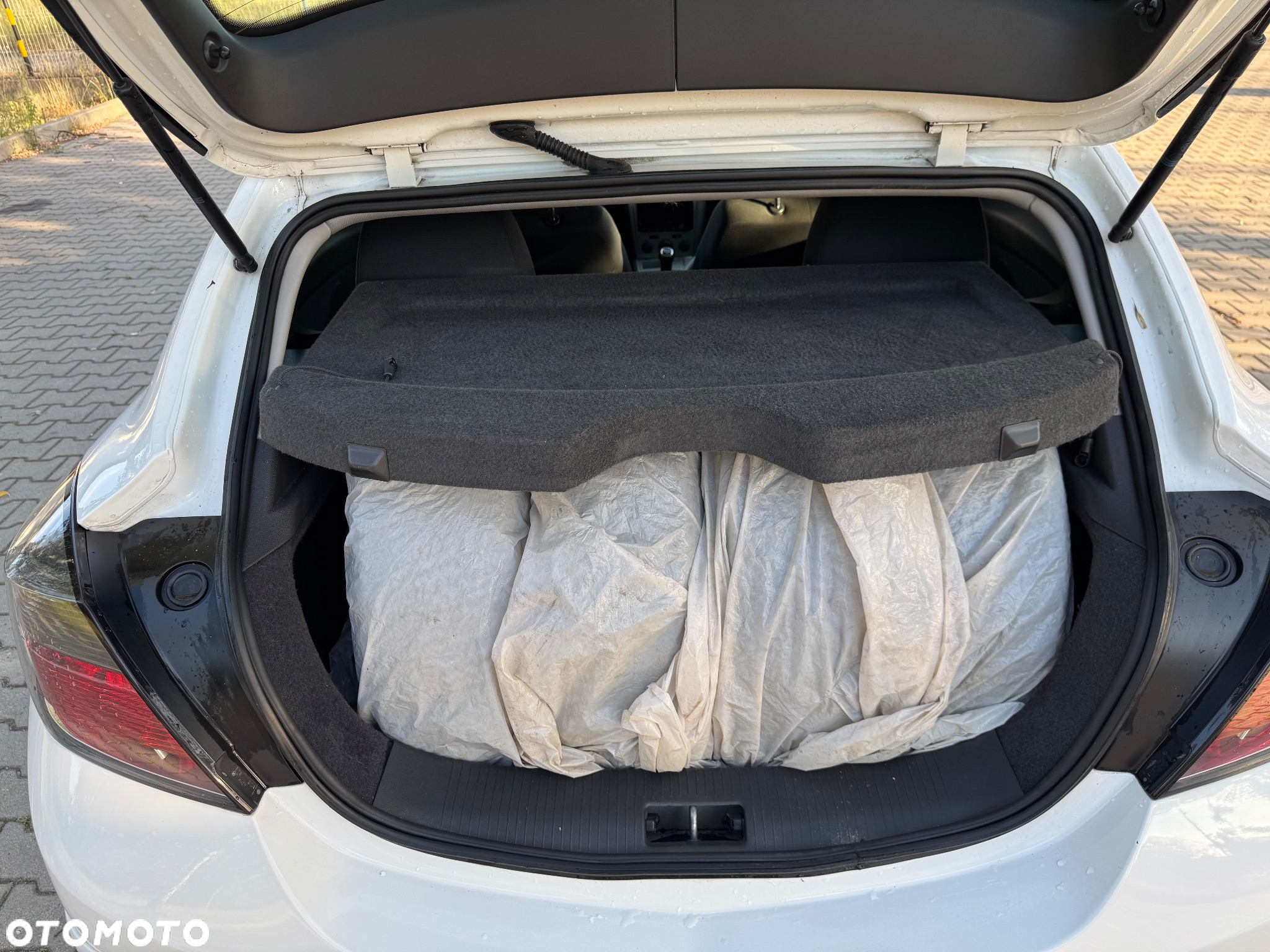 Opel Astra GTC 1.6 Black&White - 14
