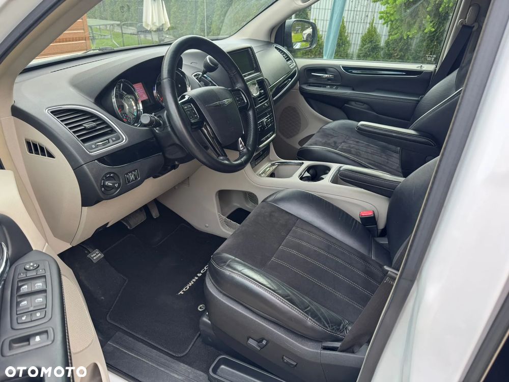Chrysler Town & Country 3.6 Limited - 29