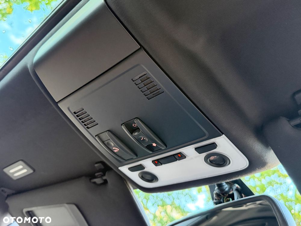 BMW Seria 3 330i - 26