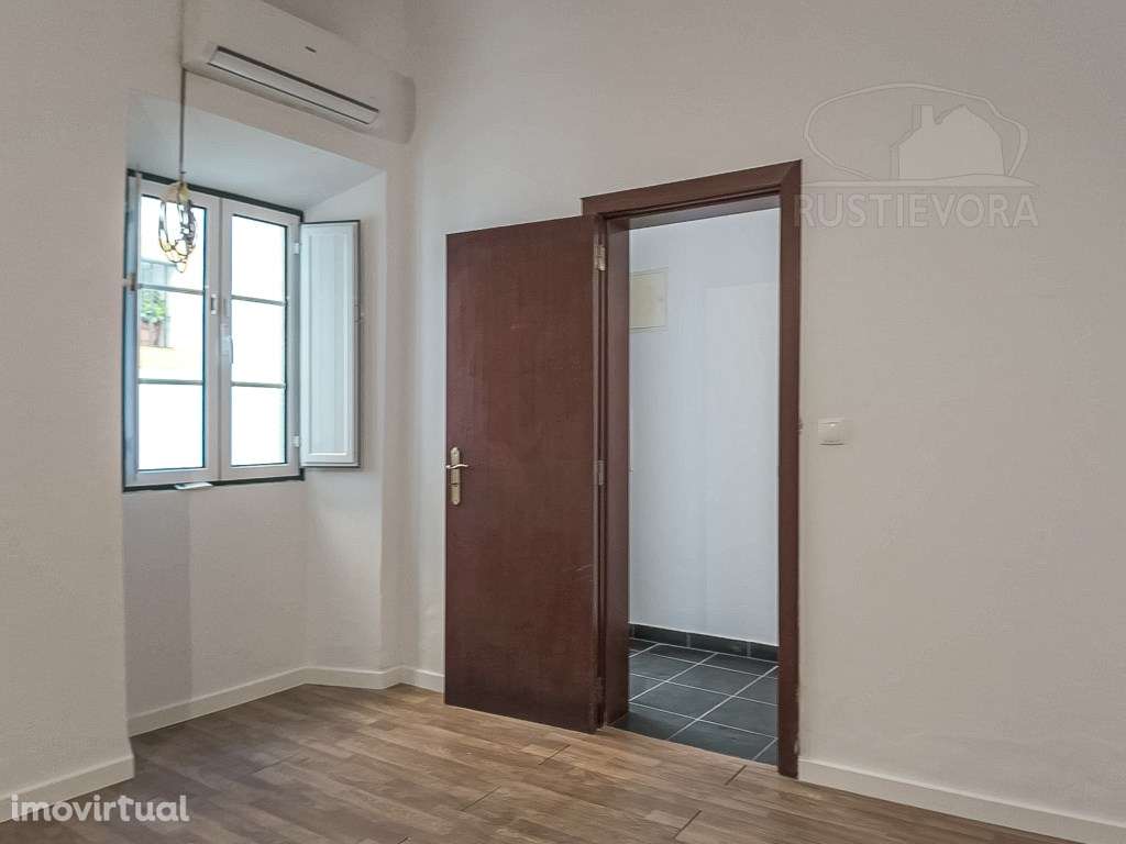 Moradia Unifamiliar de Rés-do-chão e 1º andar T2 + 2 com quintal - Grande imagem: 5/29