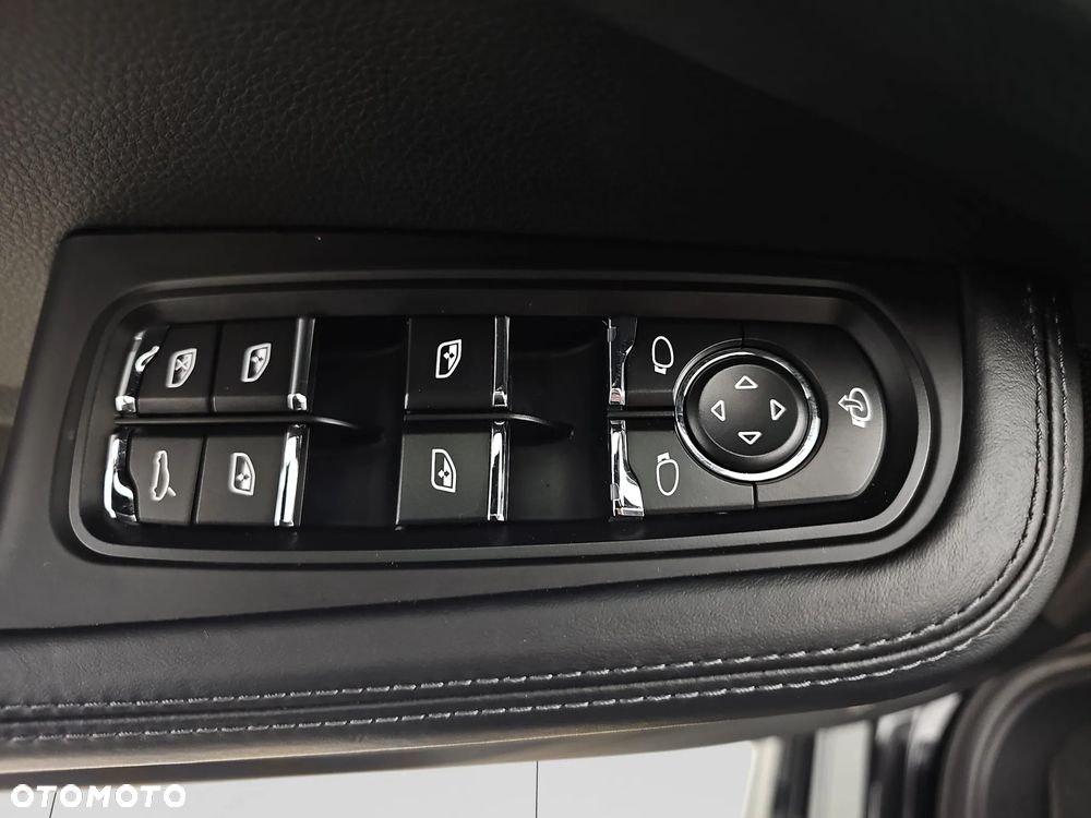 Porsche Macan T - 11
