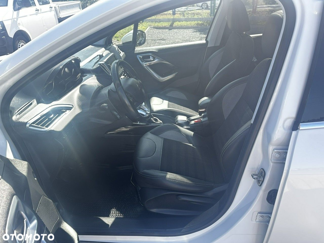 Peugeot 2008 1.2 Pure Tech Allure S&S - 10