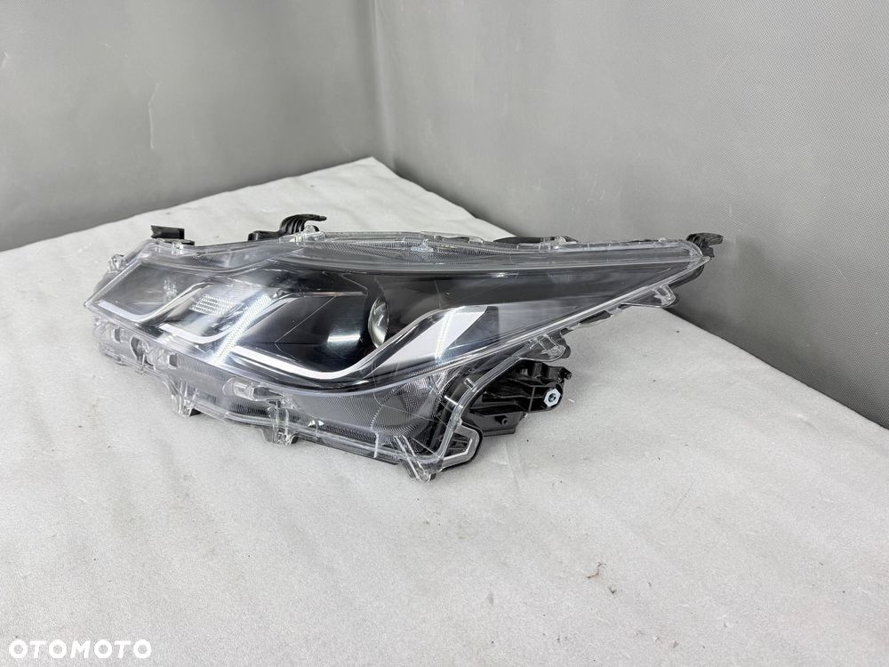 Reflektor lampa przednia lewa Toyota Corolla E210 E21 81150-02T31-00 - 2