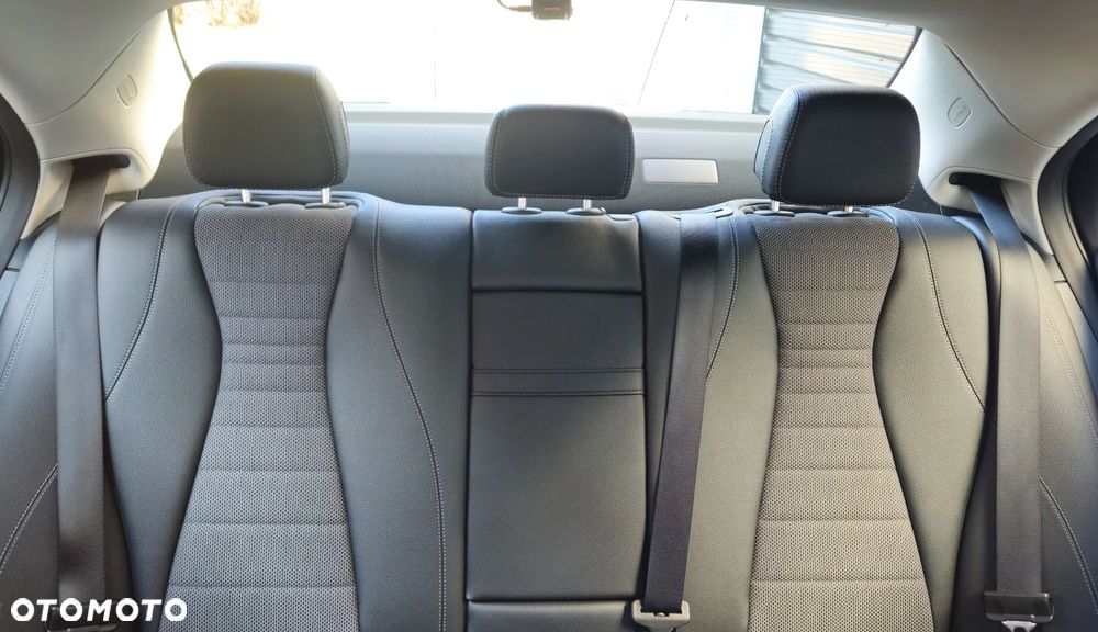 Mercedes-Benz Klasa E 200 4-Matic 9G-TRONIC - 12
