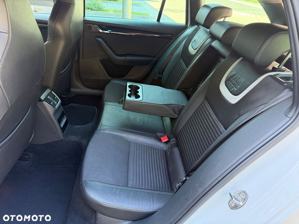 Skoda Octavia 2.0 TDI DSG RS - 23