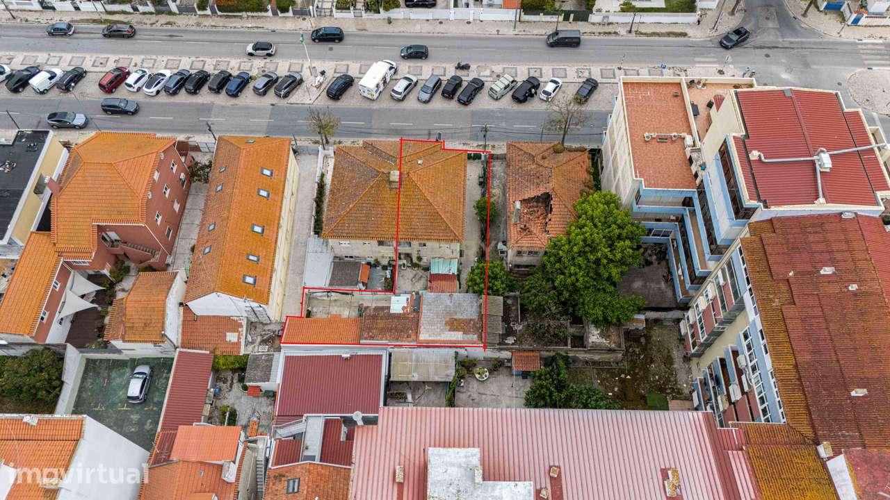 Moradia para remodelação total no Centro da Costa da Caparica - Grande imagem: 2/26