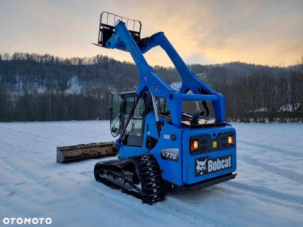 Bobcat T770 Ładowarka Gąsienicowa Udzwig 2,5 tony. Amerykańska potężna Ładowarka 2021rok  654mth z Norwegii! KLIMA! Potężna Moc silnik Turbodoładowany bobcat 100km! Widły łyżka. Linie Hydrauliczne dodatkowe. Aktualna DEKRA 2026r. Podzespoły gąsienice zero zużycia! Cała maszyna sterowana z dżojstika! - 1