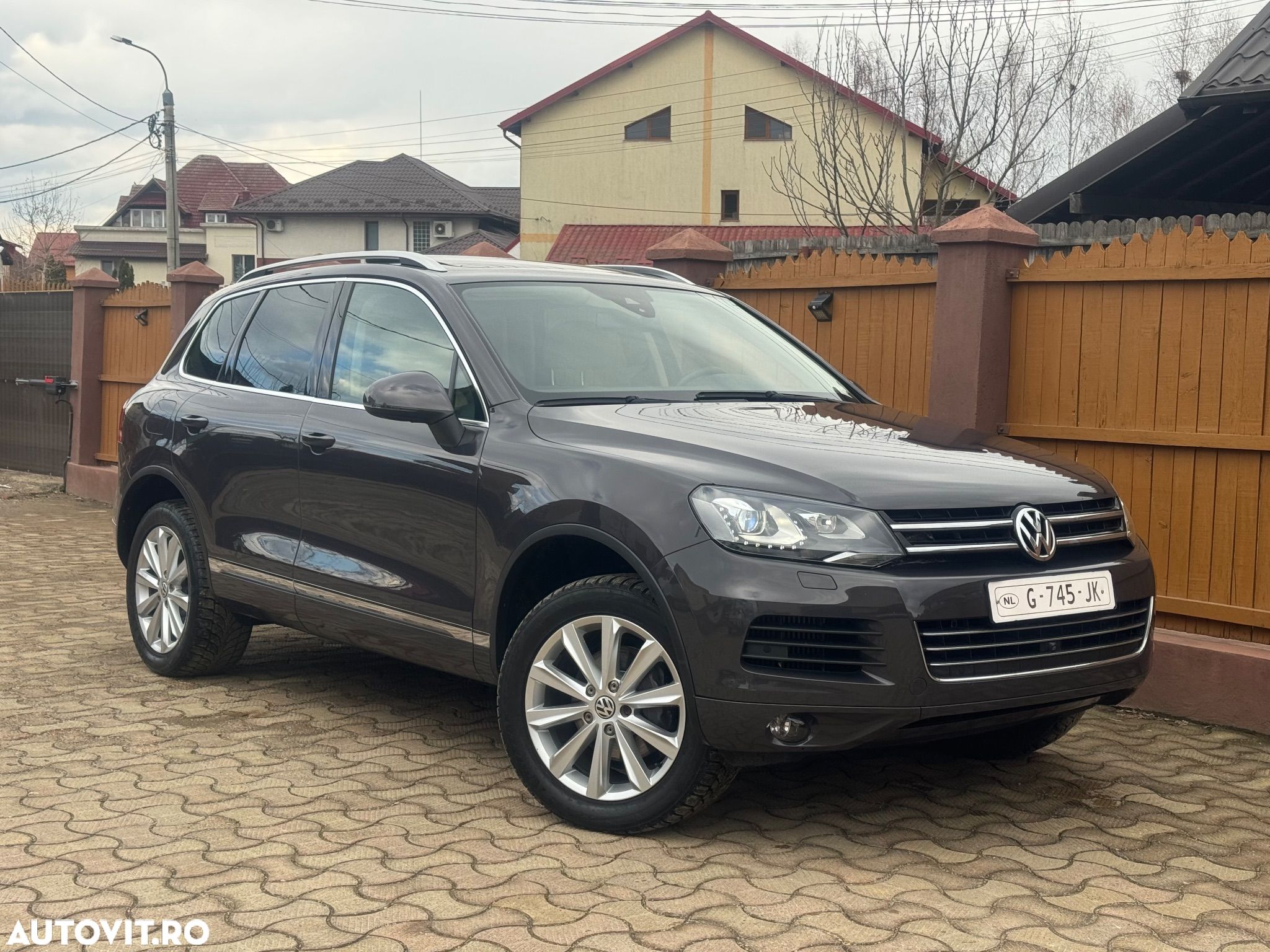 Volkswagen Touareg - 1