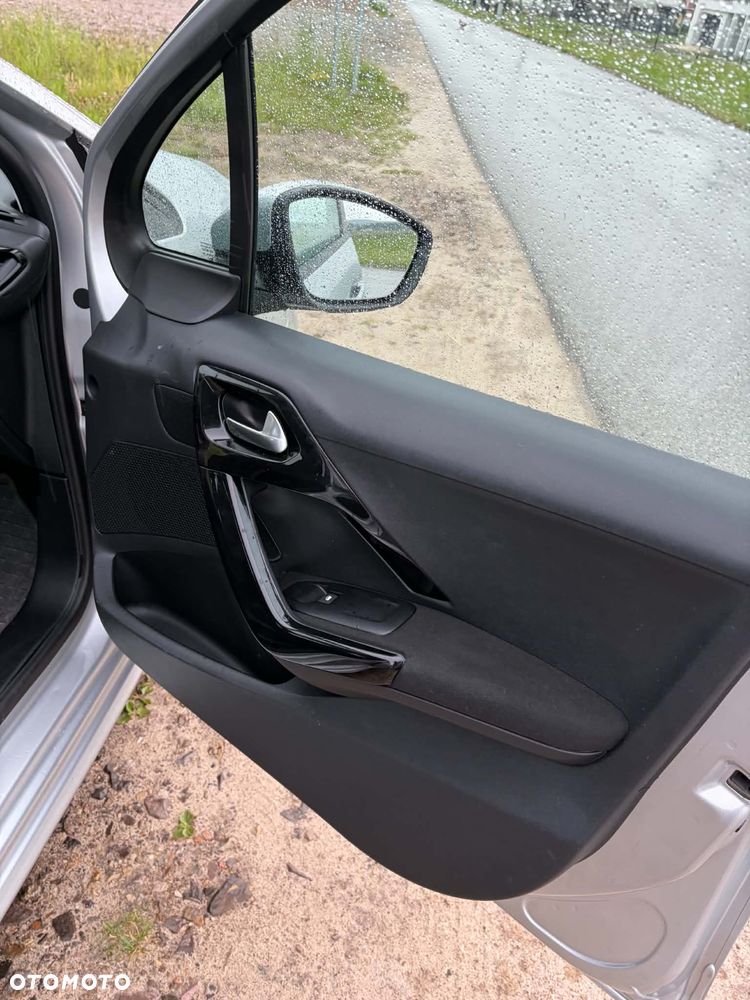 Peugeot 208 PureTech 82 Allure - 2