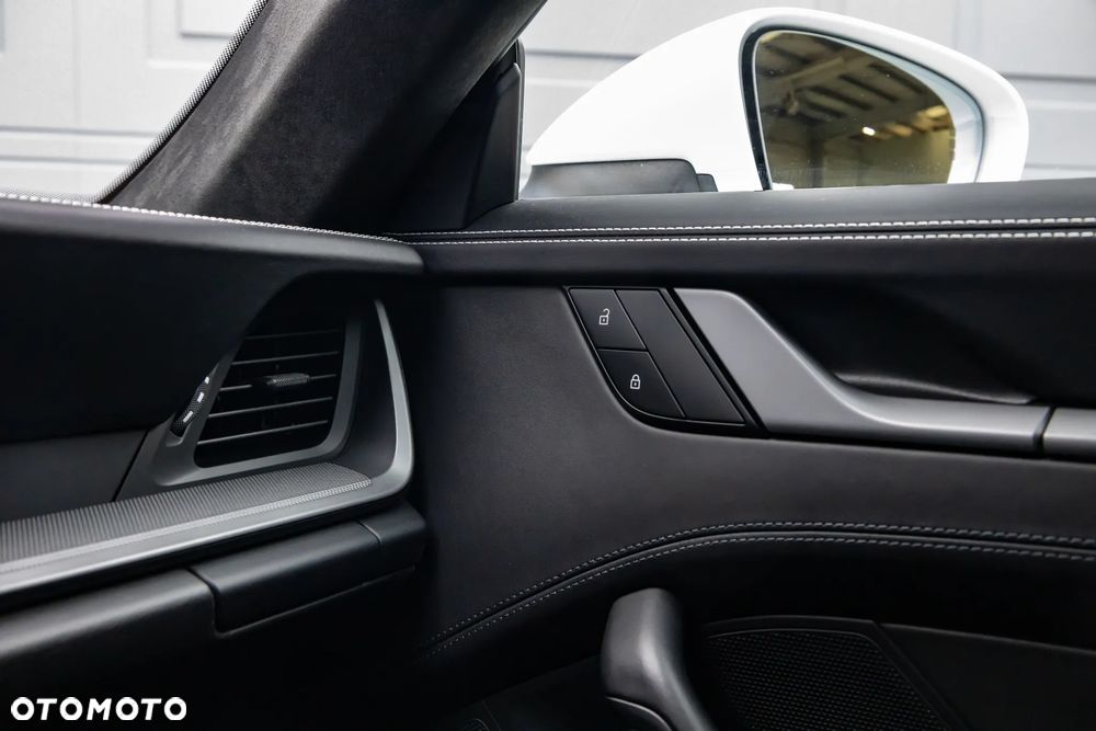 Porsche 911 Carrera 4 PDK - 30