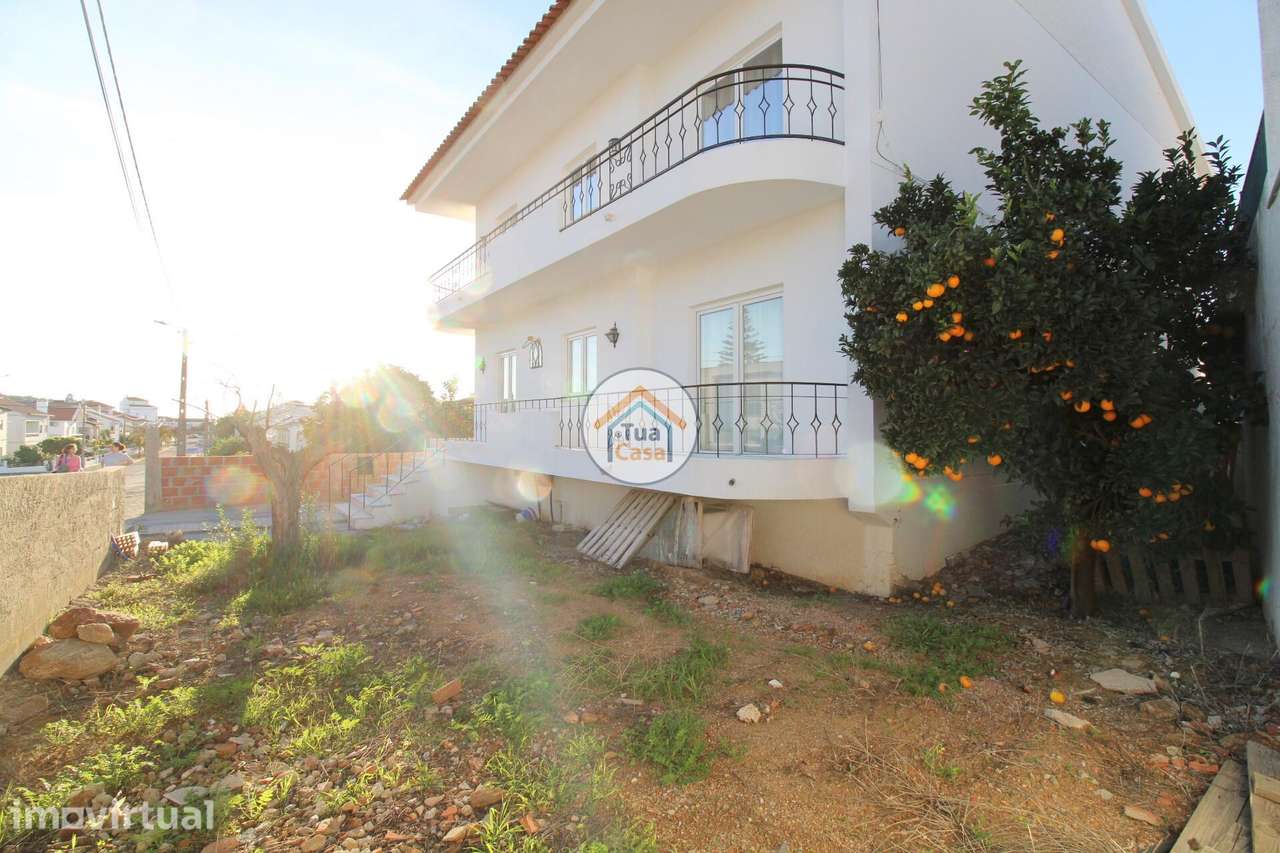 Moradia T4 com Cave, Piscina e Barbecue Exterior em Bairro de Moradias - Grande imagem: 3/44