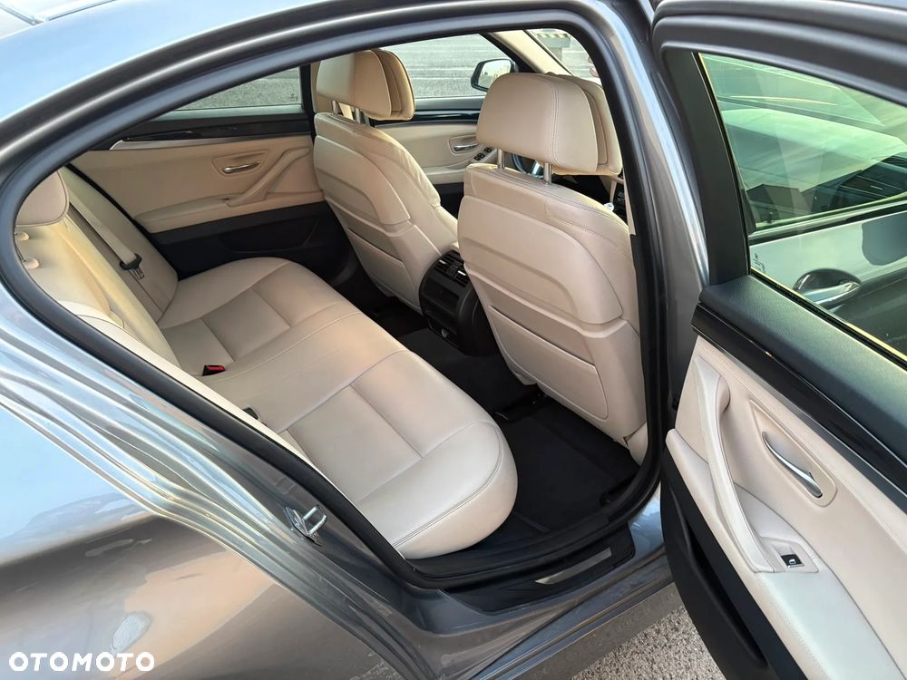 BMW Seria 5 520d xDrive - 29