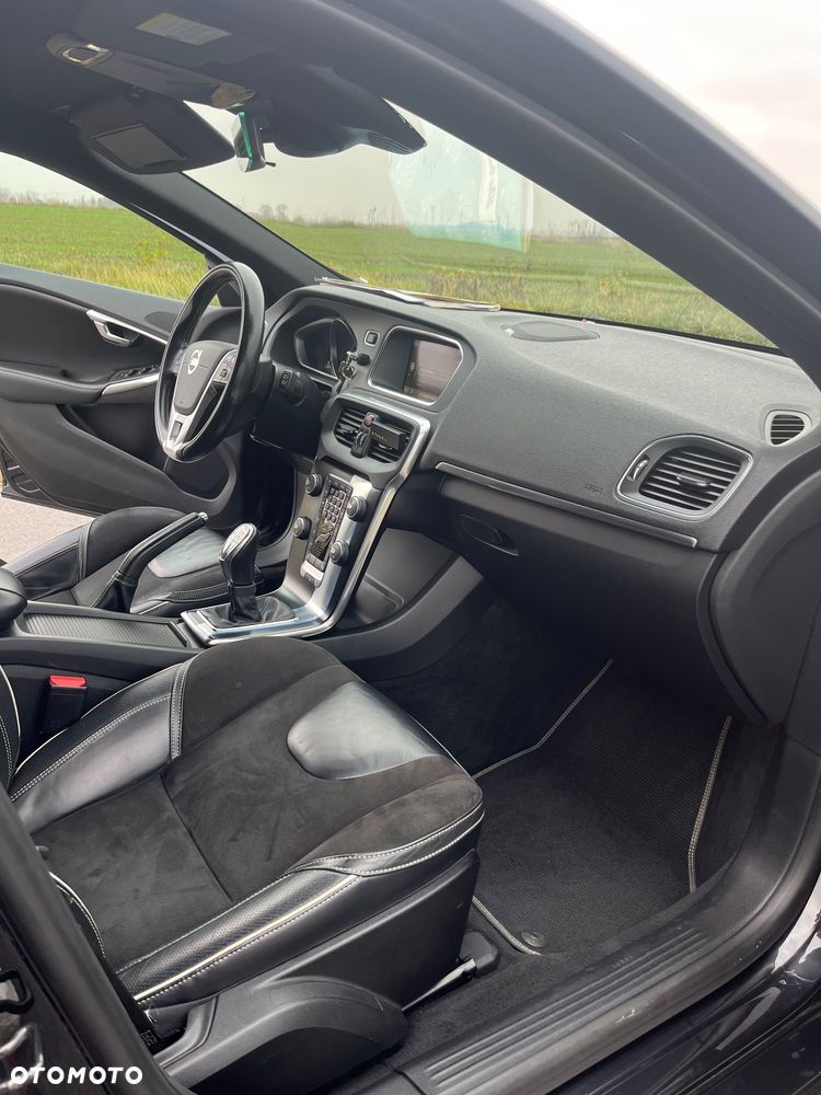 Volvo V40 D2 R-Design - 16