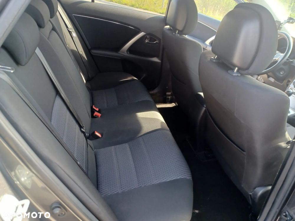 Toyota Avensis 1.8 Edition (2014) - 26