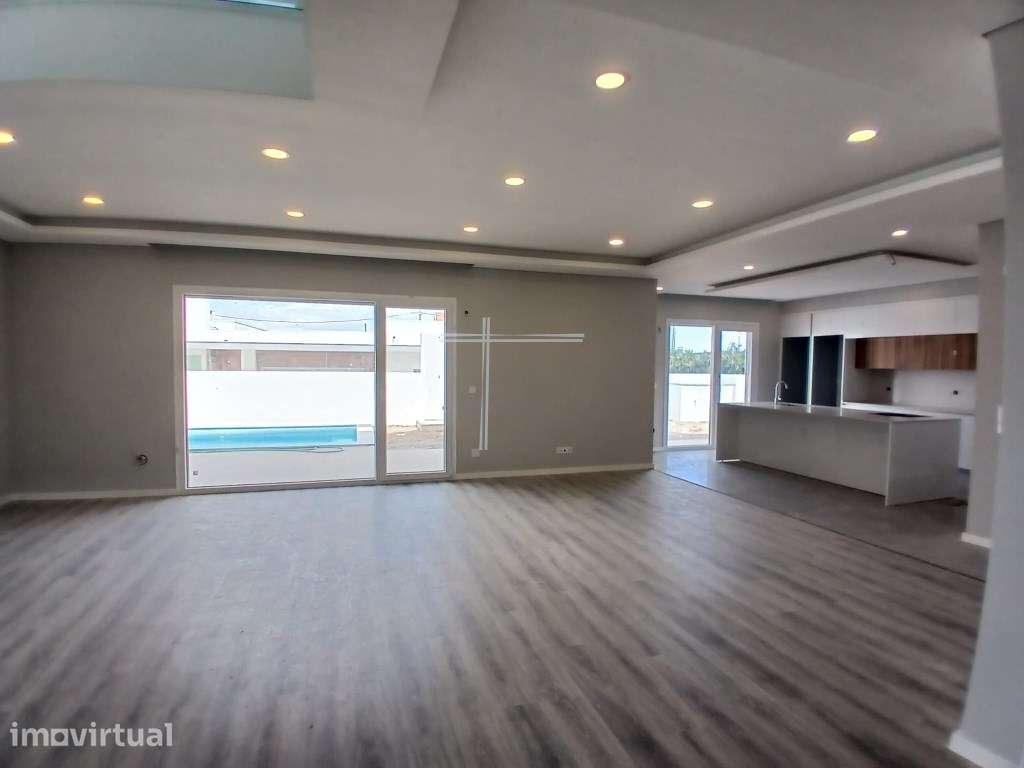 Moradia isolada T4, arquitetura contemporânea com garagem e piscina... - Grande imagem: 2/36