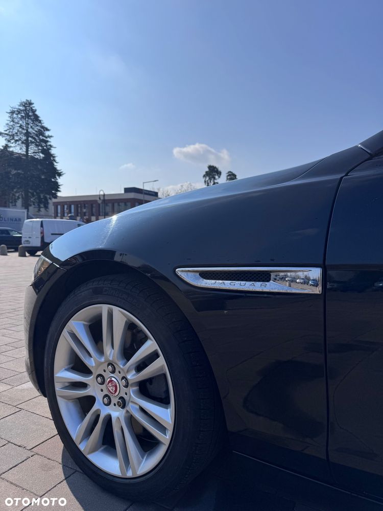 Jaguar XE 25t Prestige - 6