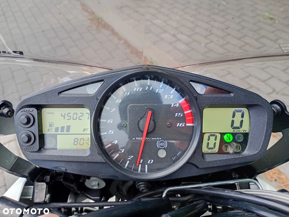 Suzuki GSR - 2