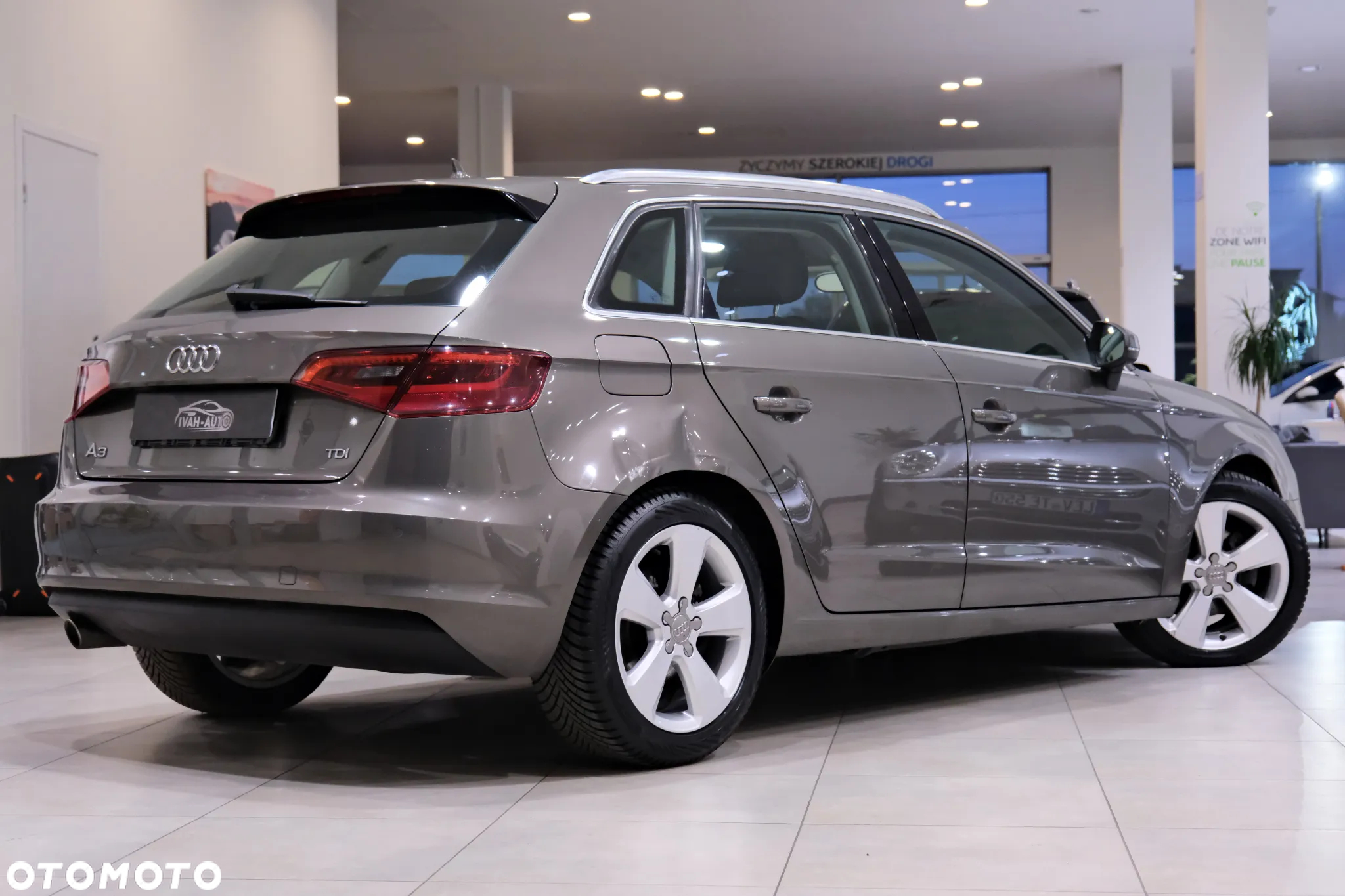 Audi A3 1.6 TDI Sportback S tronic Ambiente - 12