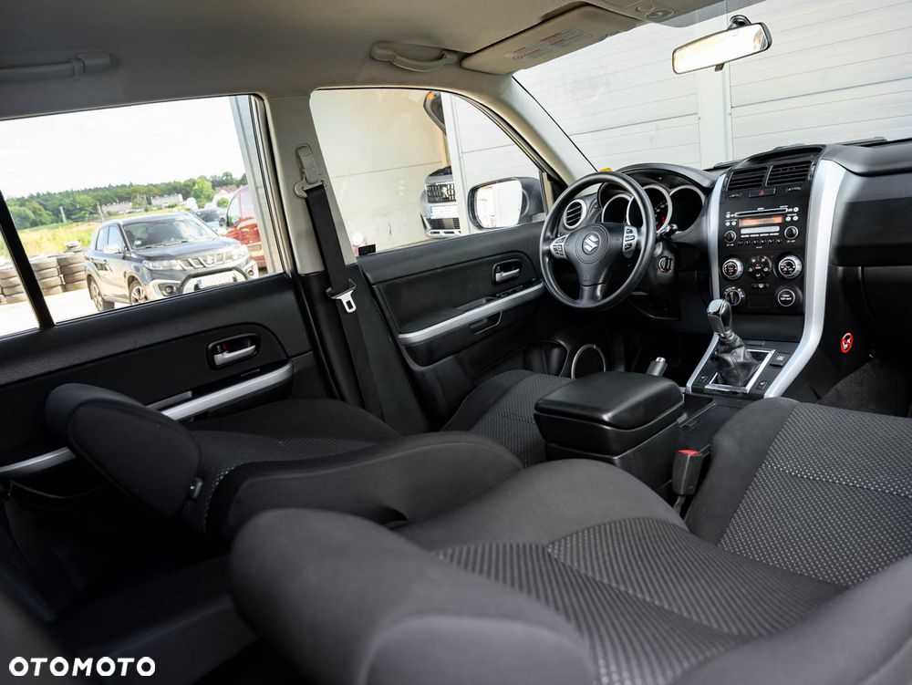 Suzuki Grand Vitara 2.0 Comfort + - 18